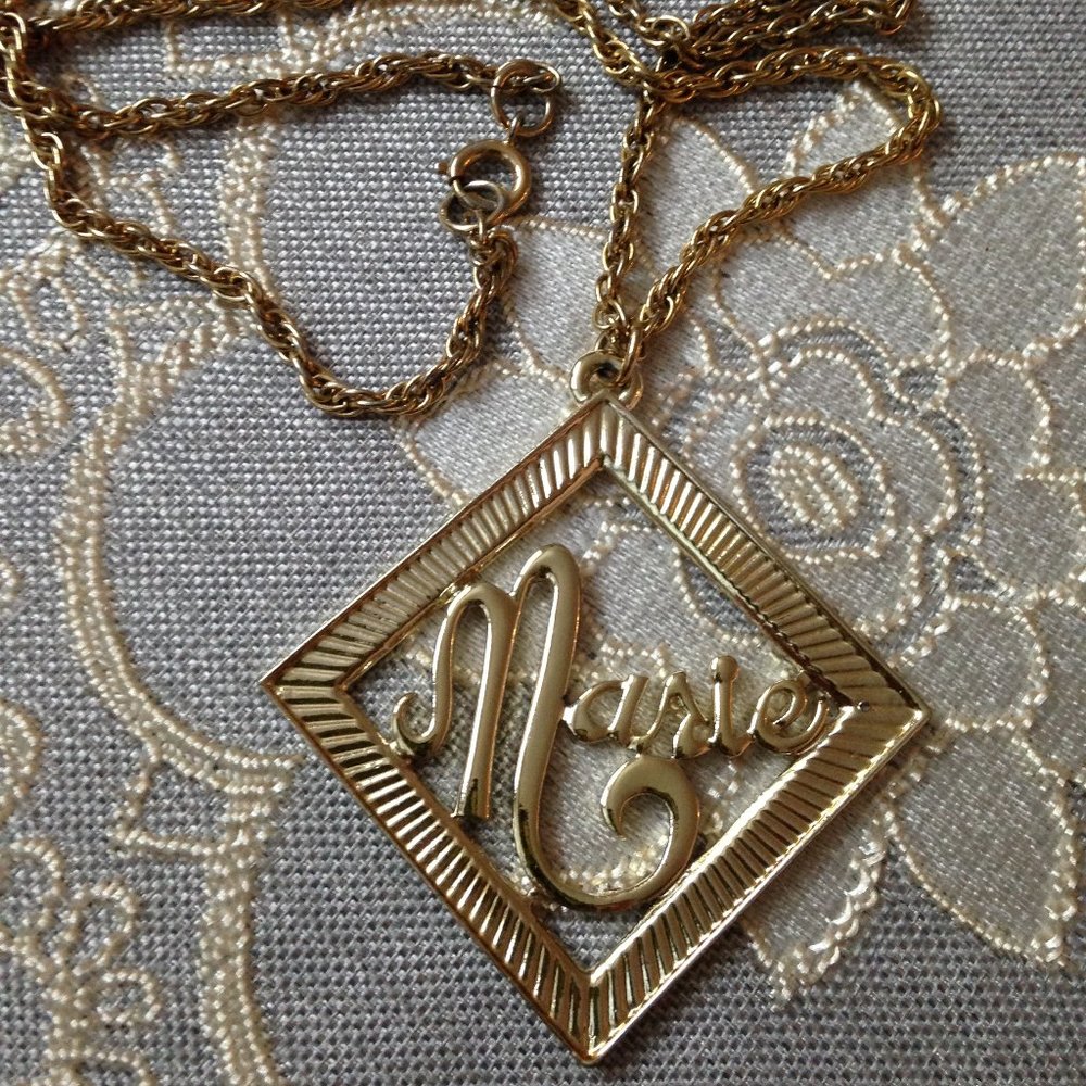 5/$20| ***** Vintage "Marie" Gold Tone Necklace